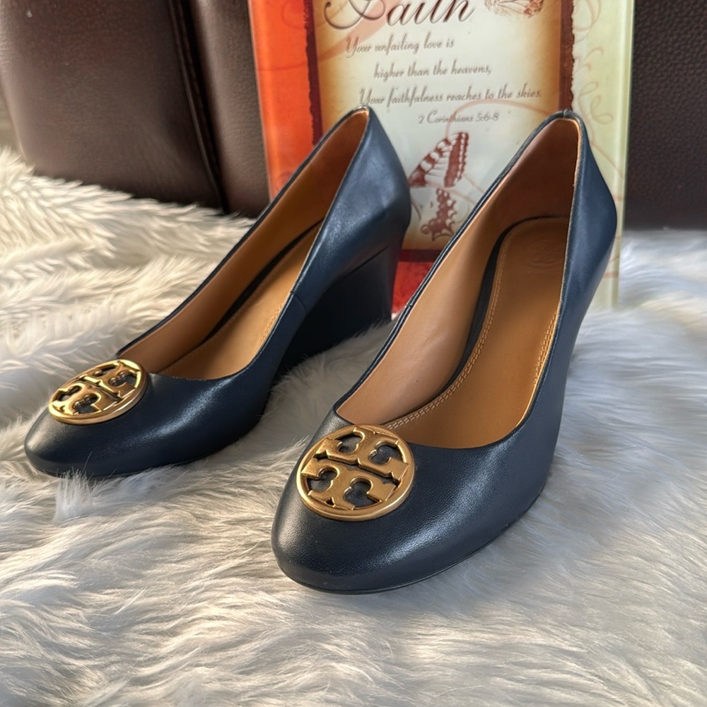 Tory Burch Chelsea 65 Leather Wedge Pumps Navy - Picture 3 of 16